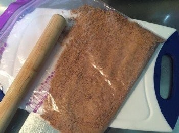 step2: 將消化餅放在塑膠袋裡打碎，加入融化奶油攪拌均勻