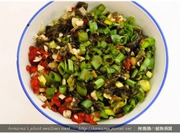 step4: 切碎的蔥、辣椒、蒜頭與紅椒麻辣黑菇醬放入碗中，同時並倒入些許醬油後，相互拌勻即可。