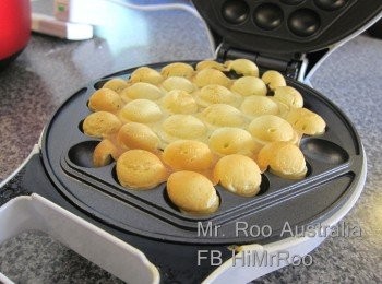 step4: 做法係:

倒個蛋漿落去個鐵模/電機度, 夾埋佢烘兩三分鐘左右, 期間要反轉, 至於幾時反, 係要係佢介乎定形同未定形中間反, 咁先做到優秀雞蛋仔中間個 “吊鐘”, 所以係好講功夫同經驗既。