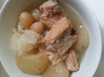 step1: 排骨先氽水。
雪梨去籽，去皮切件。
雪耳浸軟後切去尾部，再分成小朵。