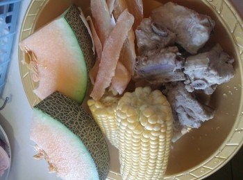 step1: 哈密瓜去皮去籽切件。
粟米切段，1開3或2。
螺片氽水。
排骨氽水。