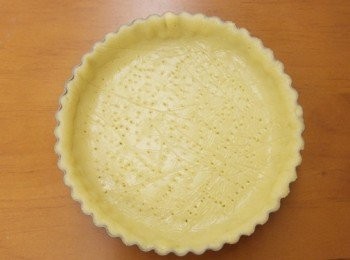 step8: 將冰箱麵團取出壓平適當厚度後舖在塔模上，用叉子在底部輕輕叉出小洞洞~