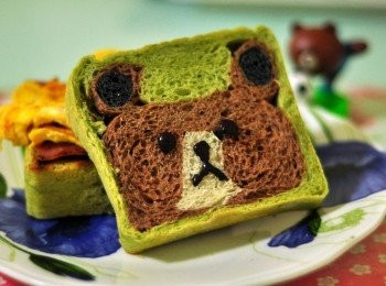 step13: 放涼後用麵團刀切成一片片，然而用朱古力筆加上眼睛及咀即完成。