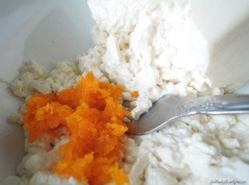 step1: 将南瓜蒸至軟並用叉子压制成泥状。然后把南瓜泥和糯米粉混合在一起，搅拌至成麵團。