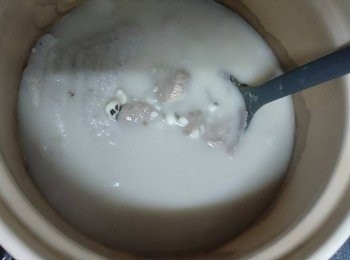 step7: 將所有材料倒入瓦煲大火煮滾後，較細火煲2小時，拎起魚湯袋，落適量粗鹽調味即可！