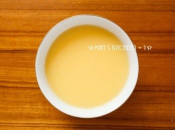 step3: 裝碗後稍微靜置一下讓泡沫消除。(也可用湯匙直接剔除)