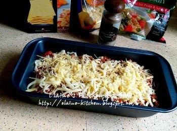 step11: 再重複幾次放上一片闊麵 >> 肉醬 >> 芝士碎至滿
