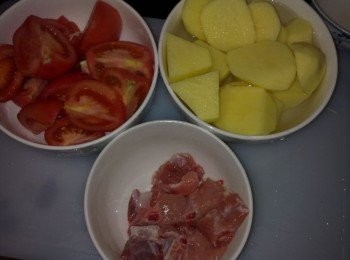 step1: 排骨洗淨切塊，番茄洗淨切塊，土豆去皮洗淨切塊，姜，蔥切段。