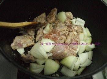 step3: 醃好的雞肶肉; 洋葱; 彩椒 全部切丁;熱鍋油1湯匙, 大火先放入肉丁炒至略濃, 放入洋葱併炒; 倒入酸甜呷醋汁, 上蓋慢火煮10分鐘. 完成