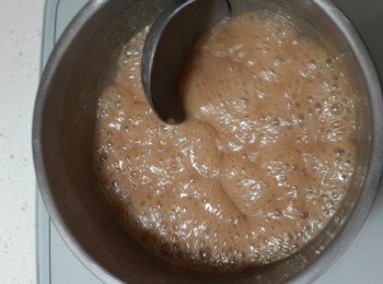 step3: 拌煮約20分後,堂之開始便的濃稠,顏色也變為淺褐色 , 繼續拌煮10分,當濃稠糖汁滴入鍋中可看見明顯紋路即可熄火 最後倒入抹油容器中,宜入冰箱冷卻約一小時!完成