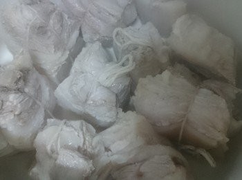 step2: 用一點油把肉煎到金黃色 ，加入醬油跟一點蠔油炒香 ，加冰糖炒 ，倒紹興酒 ，加八角，加水（醃過肉一點點）