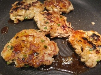 step3: 攞起咸魚肉餅備用, 將<span class="group_3">蜜汁</span>加熱後將肉餅回鑊, 肉餅兩面都沾有<span class="group_3">蜜汁</span>即成。