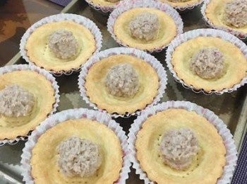 step8: 先放一球粗的芋泥，上面再用細的芋泥蓋上去即可喔～