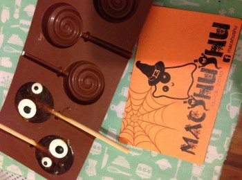 step3: 滴糖漿入冰水測試是否能凝固成固體此時代表可關火(關火前加入少許菜油拌勻後倒入可耐高溫的矽膠糖果模內，加入糖眼仔及木棍仔待涼完全成型便可以脫模包裝