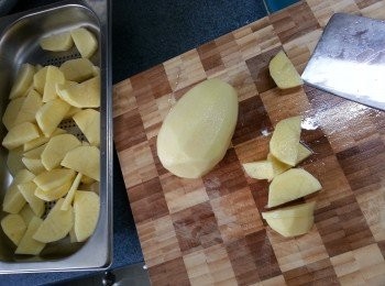 step1: 薯仔洗淨去皮切片後,用大火蒸15-20分鐘待淋