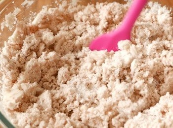 step2: 把芋頭平鋪在碟上，以中大火把芋頭蒸20分鐘，蒸好取出後立即壓成蓉，趁熱加入鹽和糖拌勻備用。