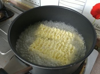 step3: 將韓國即食面煮至剛熟，撈起用冷水沖至冷卻， 徹底瀝乾水分後放在鋪上青瓜片的碟中