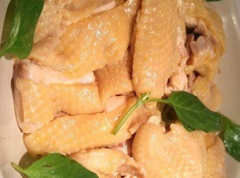 step7: 切好的<a href="https://bit.ly/2ZxapeY" target="_blank" data-keyword="雞排" class="guide-link"><strong>雞排</strong></a> <span style="display:inline-block;vertical-align:middle;margin-top:-3px;color:initial;border-radius:3px;padding:2px 3px;font-size:12px;line-height:14px;background:#87d300;color:#fff;">即買</span> 上碟,將C醬料黑麻油加熱。