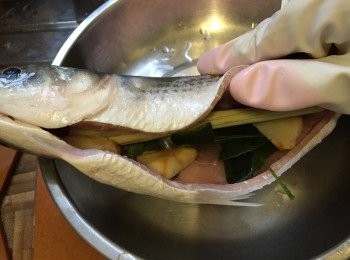 step3: 烏頭魚魚檔劏洗清潔，洗淨用廚房紙印乾水份，將香芧1支、檸檬葉2-3小片及南薑加入魚肚中，讓香味在魚肚中散發