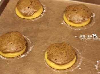 step9: 取出冰箱冷藏的<span class="group_1">黑糖菠蘿</span>皮麵團，分成六份，放在擠好的圓形麵糊上。