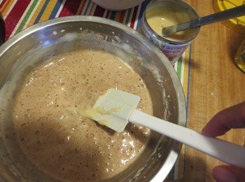 step5: 再加入炼奶，再用橡皮刮刀刮拌均匀