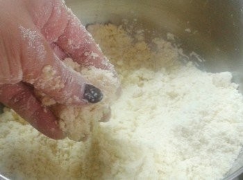 step1: 大碗內，篩入麵粉及糖，加切小塊的牛油。用手搓碎牛油，與麵粉及糖拌勻，像麵包糠般