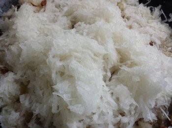 step4: 將蘿蔔絲及蘿蔔水倒入鑊中煮至軟，再加入<span class="group_2">調味料</span>拌勻。