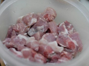 step1: 在街市買蒸的排骨（腩排），洗淨，抹乾水份