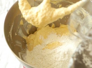 step8: 最後加入剩下的粉類材料，以低速拌至混合。