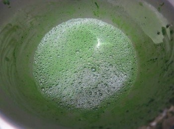 step2: 之後做<span class="group_2">抹茶海棉蛋糕</span>
牛奶用小火煮至冒煙後，加入抹茶粉，以手動打蛋器打至完全融化沒有粉粒