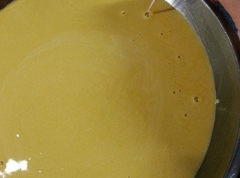 step9: 用牙籤刺破多出的氣泡!將粉漿用大火蒸30分鐘