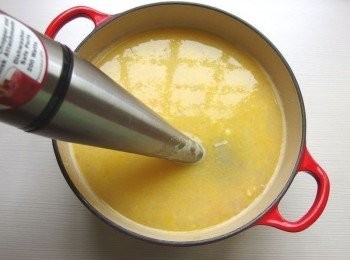 step5: 加入適量的高湯(依個人喜歡的濃稠度而定),喜歡濃湯有顆粒狀又有蔬菜泥的口感,可使用食物攪拌器稍微攪打幾下(亦可不用,視個人喜好口感而定)