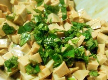 step5: 拌入<span class="group_2">調味料</span>.放入冰箱冰等待入味 小黃瓜丁用另一容器盛裝也一併放入冰箱冰.