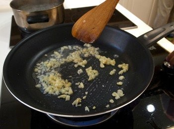 step2: 起油鍋，爆香蒜頭。