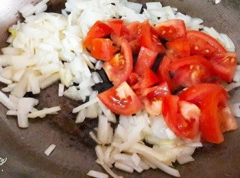 step5: 再加入蕃茄塊拌炒