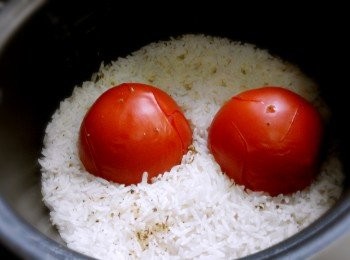 step3: 飯煮好後, 將蕃茄攪爛及將炒過的材料混在一起, 即可上碟。