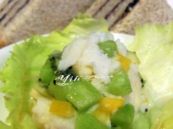 step8: 小圓型馬鈴薯泥加入奇異果丁.蘋果丁.黃甜椒丁輕柔塑型