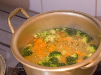 step2: 煲起滾水，加入少許油及鹽，放入西蘭花及紅蘿蔔，不用蓋上蓋子，中小火煮約5分鐘 
(其間預熱焗爐至攝氏170度)