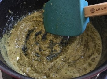 step5: 先加入3-4匙椰汁快炒 (不要一下子加所有椰奶，這樣子就不會太突出味道) 慢慢炒香