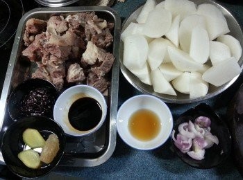 step2: 預備好各項材料:蘿蔔去皮切滾刀型,蔥頭切碎