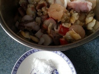 step2: 用海鮮醃料醃30分鐘,醃海鮮其間放於雪櫃待用