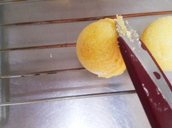 step8: 烤好後多出的蛋糕邊可以用剪刀修掉