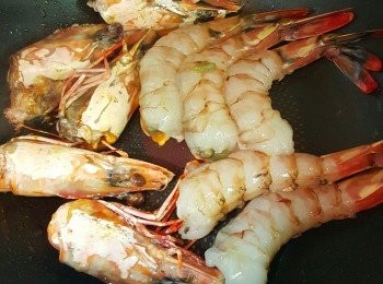 step7: 煎香蝦頭、蝦身