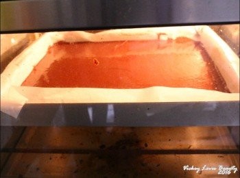 step6: 5.將拌好的麵糊倒入四方形已鋪好烘焙紙的烤盤抹平後
放入已預熱好的烤箱中烤約10分鐘後放至冷卻