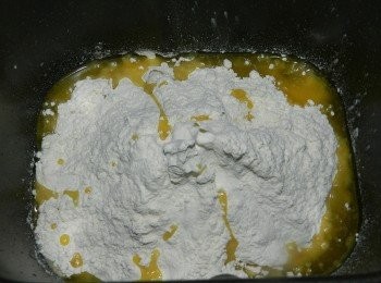 step2: 將材料依照順序放入缸盆中(養樂多可用泡芒果乾丁的，份量不夠再補)，選擇揉麵團功能，順便進行第一次發酵