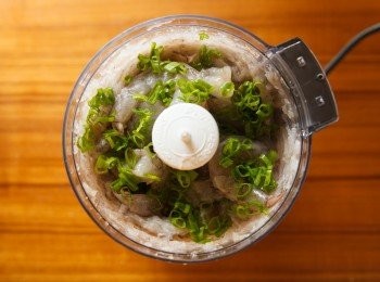 step3: 再來放入剩下的100g蝦仁與蔥花，約略攪打3~5秒即可。