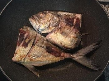 step2: 鍋內放少許油，將魚兩面煎上色，不用將魚煎熟。（魚太大，鍋太小，只好先切兩半）