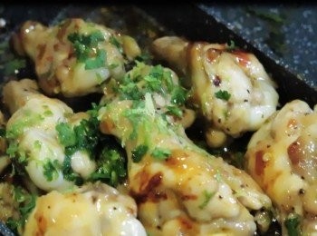 step5: 中小火兩面各5~6分鐘將小雞腿煸煎至表層金黃， 然後加入蒜末ˊ辣椒末ˊ稍做拌炒， 再倒入事先拌勻的<span class="group_3">調味2</span>悶燒入味， 待醬汁收汁後再撒上巴西里和檸檬皮屑略拌勻即完成