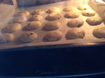 step2: 將粉團冷藏一會雪硬一會取出用手揑成一粒粒搓圓用掌心壓平在上面加芝士碎用手指壓實以160。C焗15-20分鐘