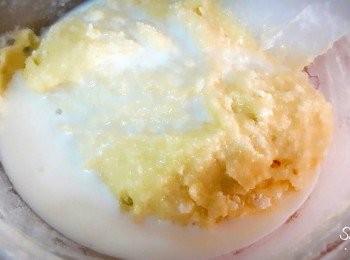 step6: 鮮奶也先放一半 , 拌勻後 , 再把剩下的粉類加入拌勻 , 再倒入鮮奶拌勻